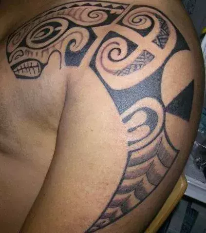 Tribal Tattoo auf der Schulter von einem Mann