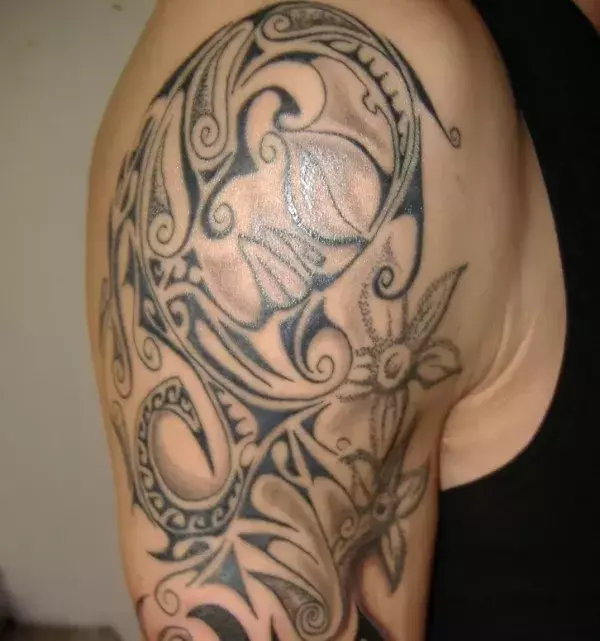 Tribal Tattoo auf der Schulter