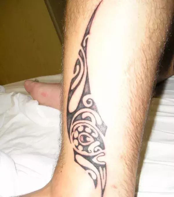 Tribal Tattoo auf der Wade eines Mannes