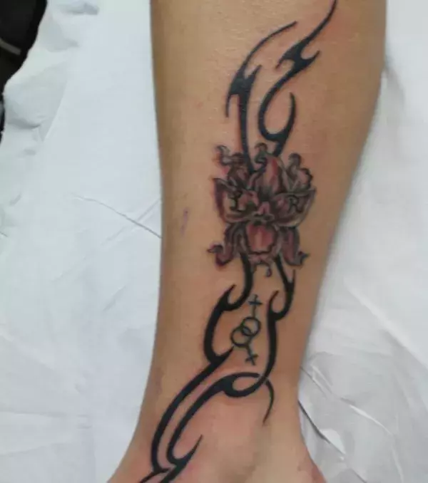 Tribal Tattoo auf der Wade von einem Mann