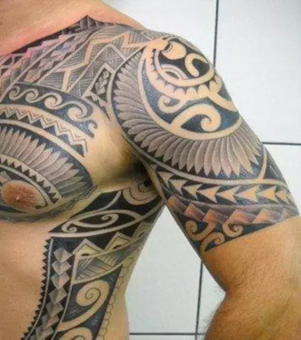 Tribal Tattoo auf Oberarm und Brust