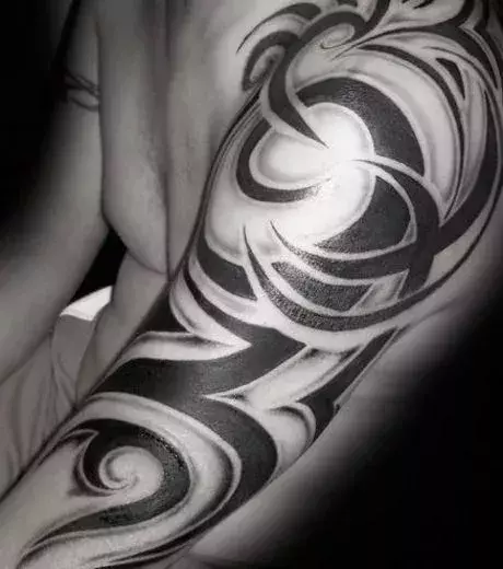 Tribal Tattoo geschwungen