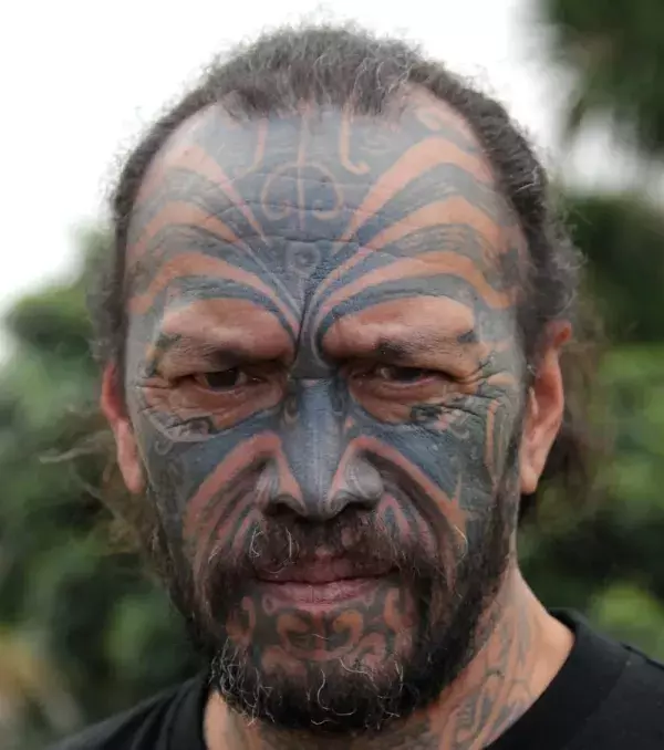 Tribal Tattoo im Gesicht von einem Mann