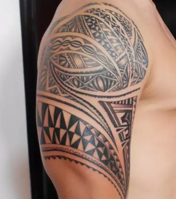 Tribal Tattoo im Schulterbereich
