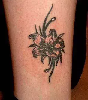 Tribal Tattoo mit Blume auf der Wade eines Mannes