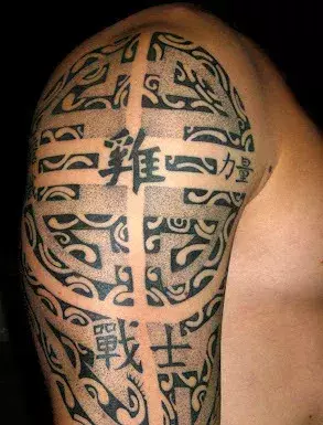 Tribal Tattoo mit chinesischen Zeichen