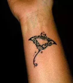 Tribal Tattoo mit kleinem Rochen