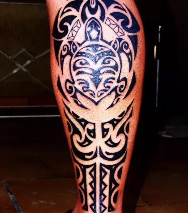 Tribal Tattoo mit Schildkröte