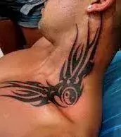 Tribal Tattoo mit Ying Yang auf dem Hals eines Mannes