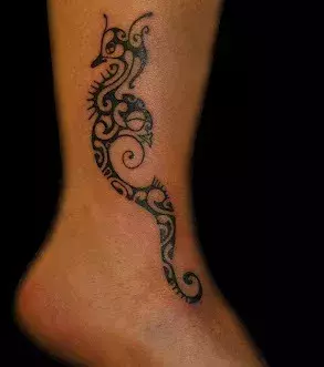 Tribal Tattoo in Seepferdchenform