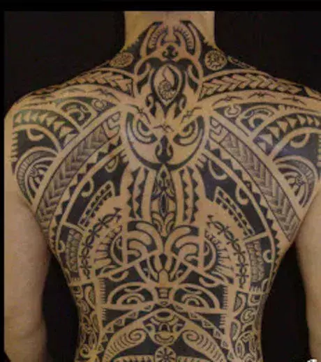 Tribal Tattoo über den ganzen Rücken