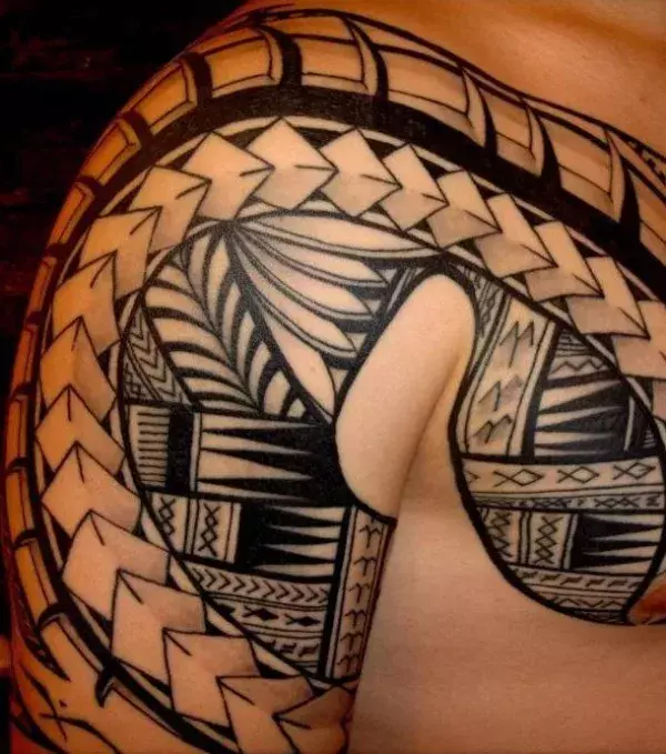 Tribal Tattoo über die Schulter