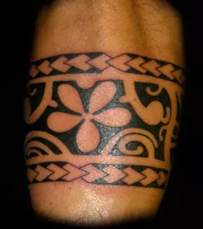 Tribal Tattoo um den Arm