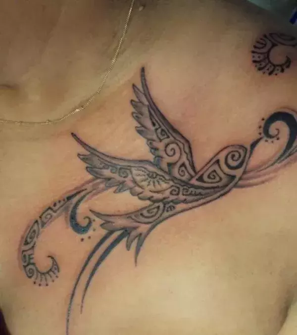 Tribal Vogel Tattoo auf der Brust eines Mannes