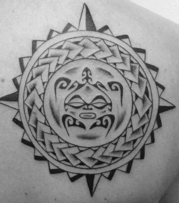 Tribaltatto in Kompassform