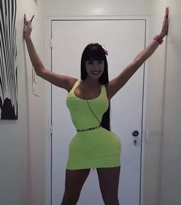 Um diese Taille zu haben, trägt sie seit vielen Jahren ein Korsett