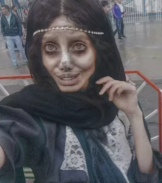 ...und das ist Sahar Tabar, die aussehen will wie Angelina Jolie