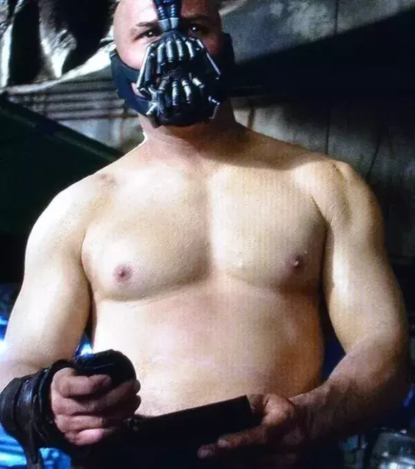 Und das ist Tom Hardy in der Rolle von Bane im Film "The Dark Knight Rises". Er musste 15 Kilo an Muskelmasse zunehmen. Beeindruckende Leistung!