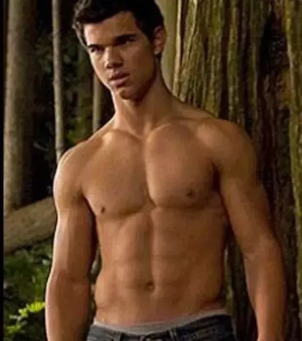Und genau für diese Rolle musste Tyler Lautner 15 Kilo an Muskelmasse zunehmen. Wie? Indem er ein Jahr lang jeden Tag 2 Stunden trainierte.
