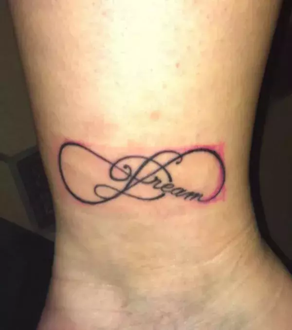 Unendlich Tattoo mit Dream auf der Wade eines Mannes