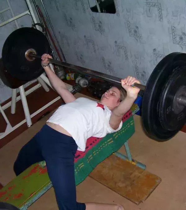 Varvara Akulova wuchs in einer Zirkusgruppe auf. Sie hat bereits mit 4 Jahren Gewichte gehoben bis sie mit 14 Jahren 272 Kilo schaffte. Und was hast du mit 14 gemacht? Pokemon gespielt?