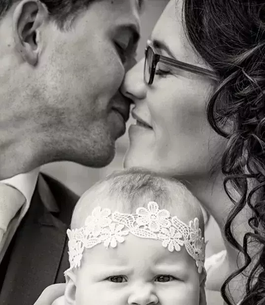 Verrückte Hochzeitsfotos: Hochzeitsfoto mit einem missmutig dreinschauenden Baby