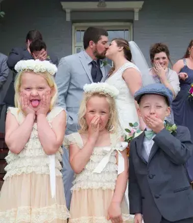 Verrückte Hochzeitsfotos: Hochzeitsfoto mit fratzenschneidenden Kindern