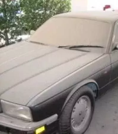 Verwahrlostes Auto: Die dicke Staubschicht beweist, dass dieses Auto schon lange nicht mehr bewegt wurde