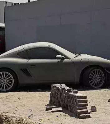 Verwahrlostes Auto: Dieses Auto ist von Staub bedeckt