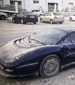 Verwahrlostes Auto: Dieses Auto wartet auf die Rückkehr seines Besitzers