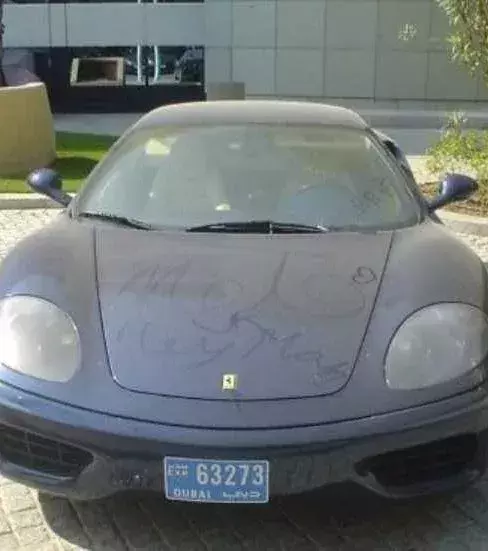 Verwahrlostes Auto: Dubai ist ein Friedhof von Luxusautos