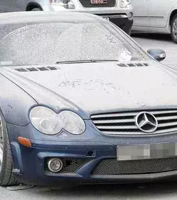 Verwahrlostes Auto: Ein vergessener Mercedes