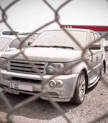 Verwahrlostes Auto: Ein verlassener Range Rover