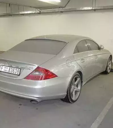 Verwahrlostes Auto: Im Parkhaus vergessenes Auto