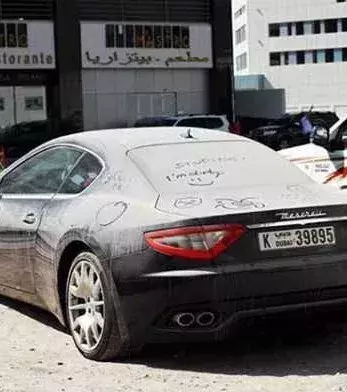 Verwahrlostes Auto: Luxusauto sucht Besitzer