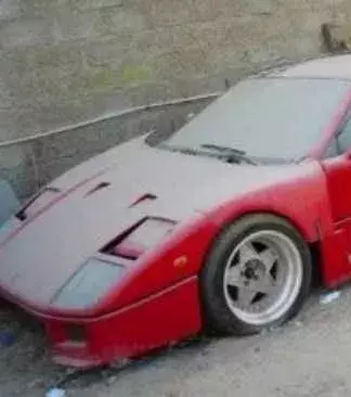 Verwahrlostes Auto: Reiche haben Gedächtnisprobleme