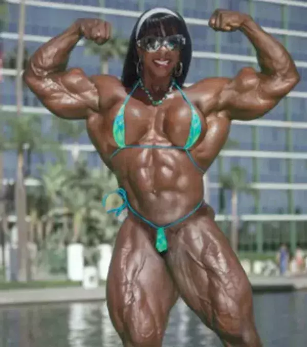 Vielleicht ist einfach der Bikini sehr klein... Vielleicht aber auch nicht.