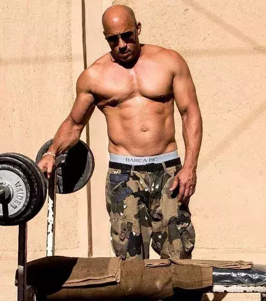 Vin Diesel: Das Erste was ich in den Ferien oder in meiner Freizeit tue, ist das Fahrrad zu nehmen. Und dann versuche ich mich jedes Mal zu übertreffen.