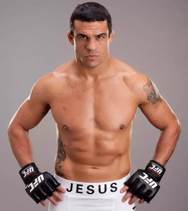 Vitor Belfort altert – und sein Körper mit ihm! Im Jahr 2011 kämpft er in einem mysthischen Kampf gegen Anderson Silva. Eine spektakuläre Niederlage per Frontkick!