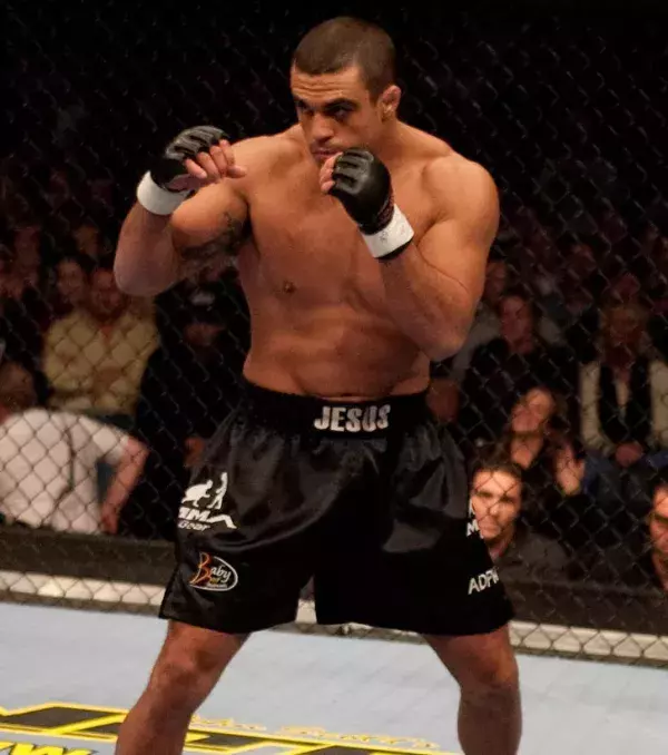 ... Vitor Belfort. Mit nur 20 Jahren gewann er eins der ersten Turniere vom UFC 1997, mit 27 Jahren gewann er einen Gürtel. Doch trotz seiner langen Karriere mit vielen Glanzmomenten folgen auf diese keine besonderen mehr