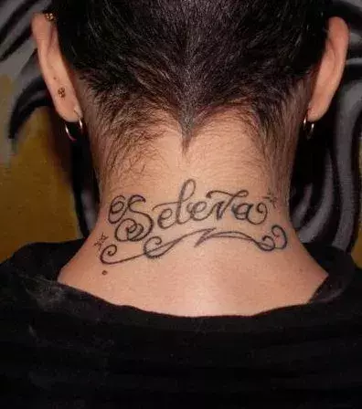Vornamen Tattoo im Nacken eines Mannes