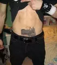 Waffen Tattoo auf der Hüfte eines Mannes