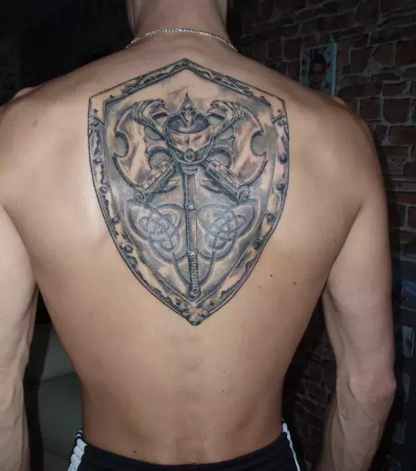 Wappen Tattoo auf dem Rücken von einem Mann