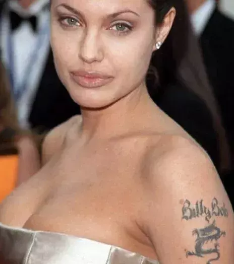 Was ist das denn für ein schlimmes Tattoo auf der Schulter von Angelina Jolie?