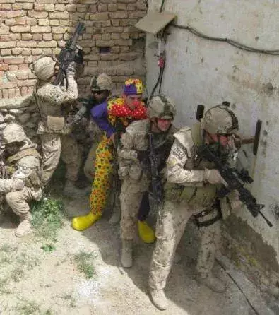 Was macht denn der Clown da?