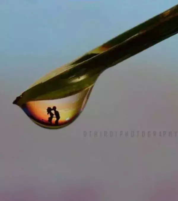 Wie kann sich dieses Foto in einem Wassertropfen befinden?
