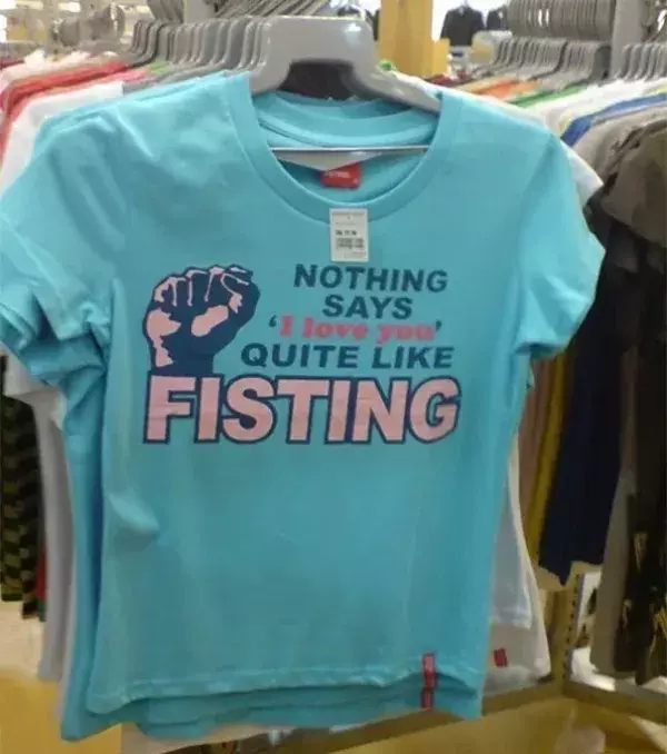 Wir fragen uns wirklich, was im Kopf der Macher dieses T-Shirts vorging!