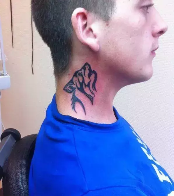 Wolf Tattoo auf dem Hals von einem Mann