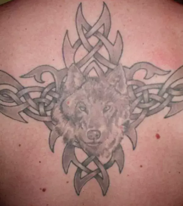 Wolf Tribal Tattoo auf dem Rücken von einem Mann