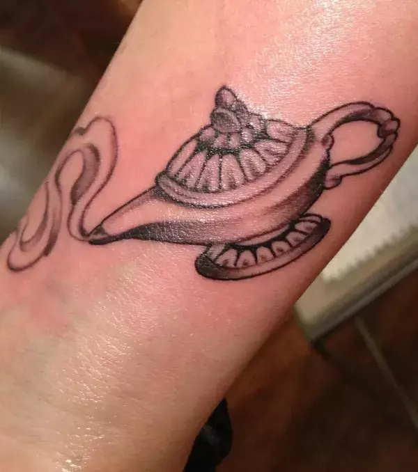 Wunderlampen Tattoo auf dem Handgelenk von einem Mann